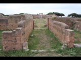 04177 ostia - regio i - insula viii - horrea (i,viii,2) - eingang - bli ri sueden - 09-2023.jpg